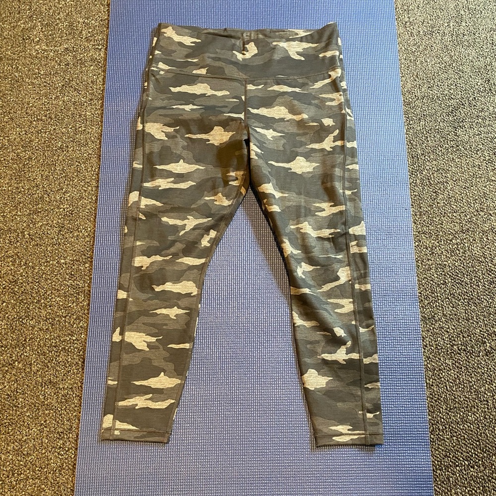 Camo Leggings from Athleta 7/8 - only worn twice.
